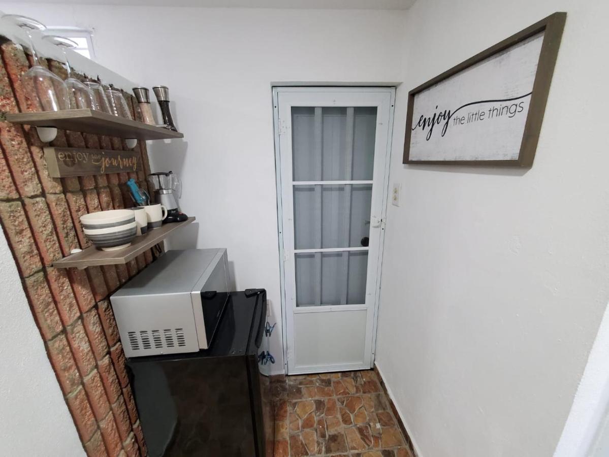 Aguadilla Breeze Apt In Gated Complex 8 Minute Walk To Crashboat Beach Exteriör bild